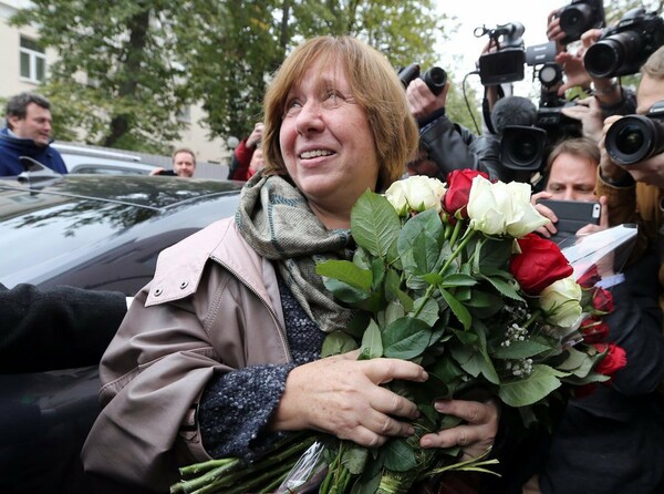 Η Αλεξίεβιτς αφιέρωσε το Νόμπελ στο λαό της και επιτέθηκε στον Πούτιν