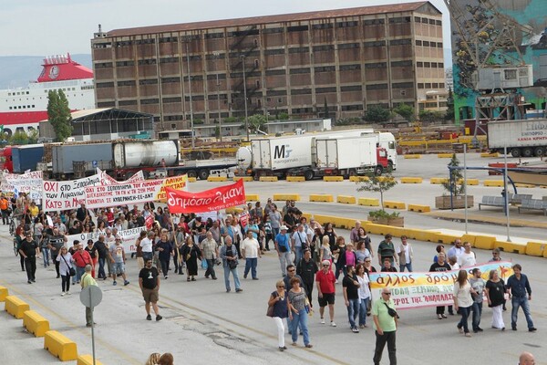 Ο Λαφαζάνης στην πρώτη γραμμή της διαδήλωσης κατά της ιδιωτικοποίησης του ΟΛΠ