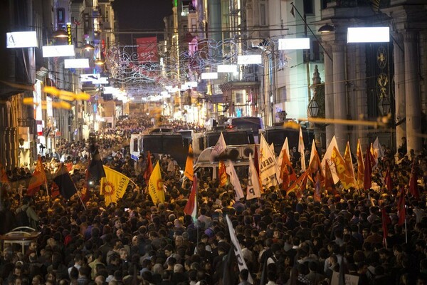 97 οι νεκροί στην Τουρκία - "Ερντογάν δολοφόνε" φώναζαν χιλιάδες διαδηλωτές στην Κωνσταντινούπολη
