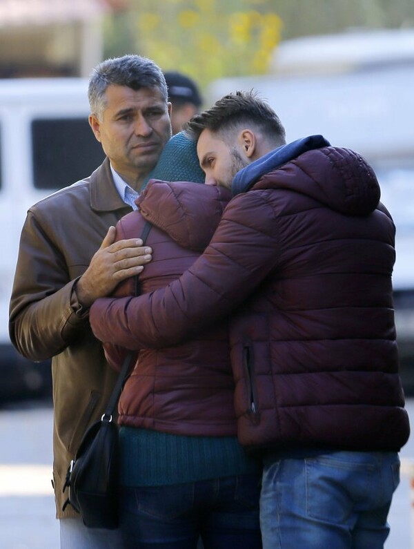 Τριήμερο πένθος για τους 27 νέους που σκοτώθηκαν σε νυχτερινό κέντρο κήρυξε η Ρουμανία