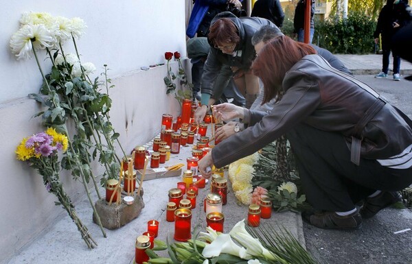 Τριήμερο πένθος για τους 27 νέους που σκοτώθηκαν σε νυχτερινό κέντρο κήρυξε η Ρουμανία