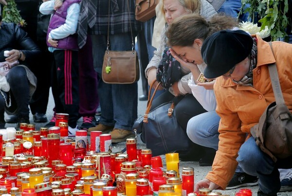 Ενώ η Ρουμανία πενθεί, οι νεκροί από την πυρκαγιά στο νυχτερινό κέντρο αυξάνονται