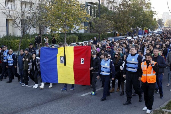 Ενώ η Ρουμανία πενθεί, οι νεκροί από την πυρκαγιά στο νυχτερινό κέντρο αυξάνονται