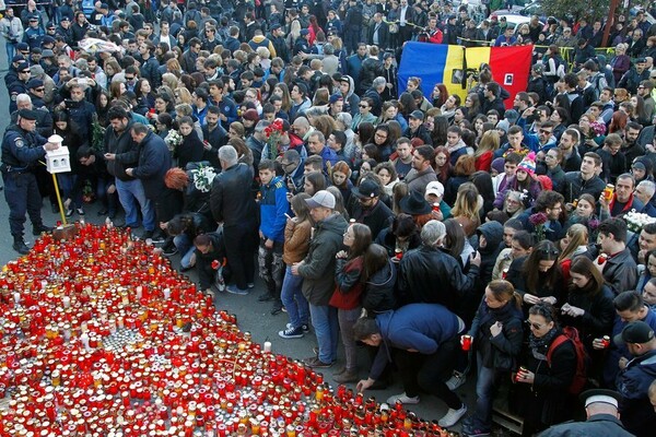 Ενώ η Ρουμανία πενθεί, οι νεκροί από την πυρκαγιά στο νυχτερινό κέντρο αυξάνονται