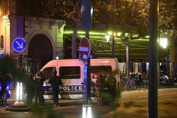 Nύχτα τρόμου στο Παρίσι με 60 νεκρούς - Ο Ολάντ κλείνει τα σύνορα