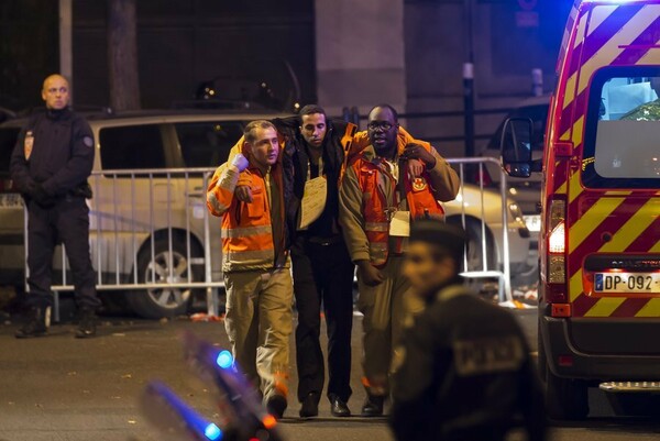 Nύχτα τρόμου στο Παρίσι με 60 νεκρούς - Ο Ολάντ κλείνει τα σύνορα