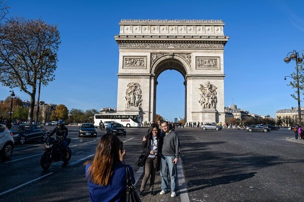 Ο Μανουέλ Βαλς προσπαθεί να διαλύσει τα "σύννεφα τρομοκρατίας" και να επαναφέρει τους τουρίστες στο Παρίσι