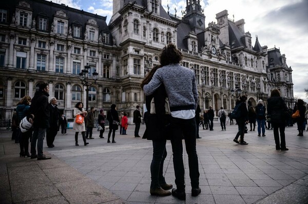 «Θα πρέπει να συνεχίσουμε τις ζωές μας»- Η οδυνηρή επιστροφή των Γάλλων στην καθημερινότητα