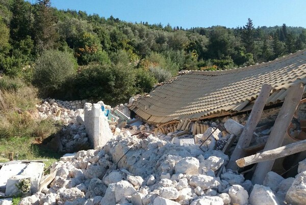 Μεγάλες ζημιές έχουν υποστεί τα σπίτια στη Λευκάδα- 20 χαρακτηρίστηκαν με κόκκινο χρώμα