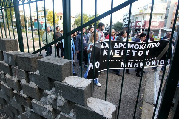 Εργαζόμενοι χτίζουν την είσοδο στο Δρομοκαϊτειο