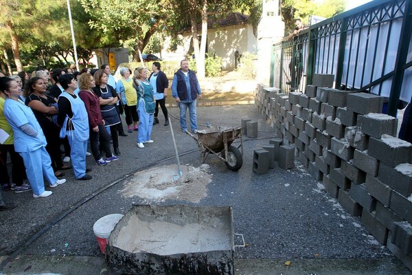 Εργαζόμενοι χτίζουν την είσοδο στο Δρομοκαϊτειο