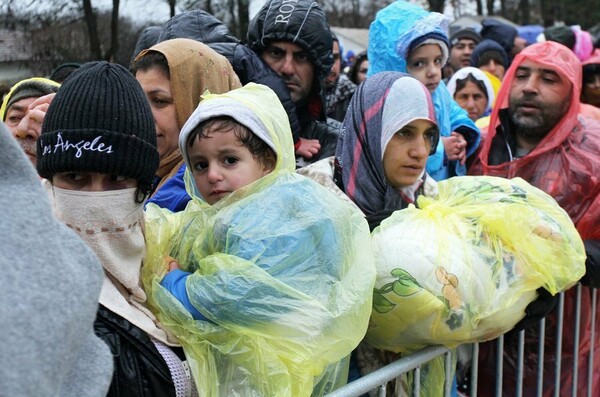 Εικόνες εξαθλίωσης στα σύνορα - Εκατοντάδες πρόσφυγες περιμένουν σε ουρές στη βροχή