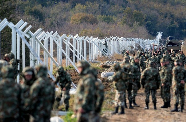 Κρότου λάμψης και συγκρούσεις στα σύνορα - Μετανάστης έπαθε ηλεκτροπληξία και ξέσπασαν ταραχές