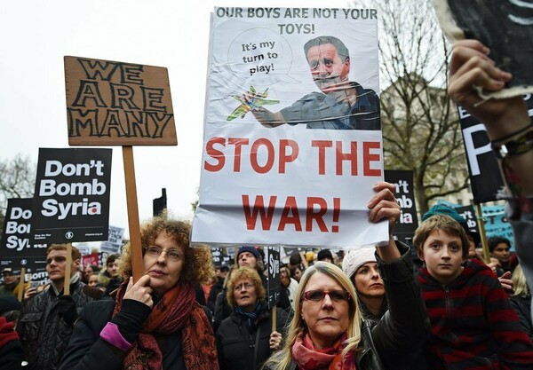 "Mη βομβαρδίσετε τη Συρία", φώναξαν σήμερα χιλιάδες Βρετανοί