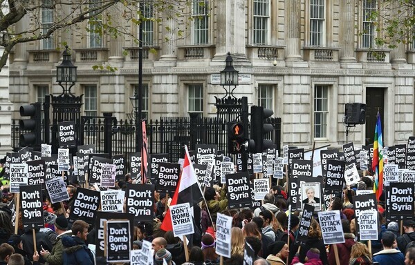 "Mη βομβαρδίσετε τη Συρία", φώναξαν σήμερα χιλιάδες Βρετανοί