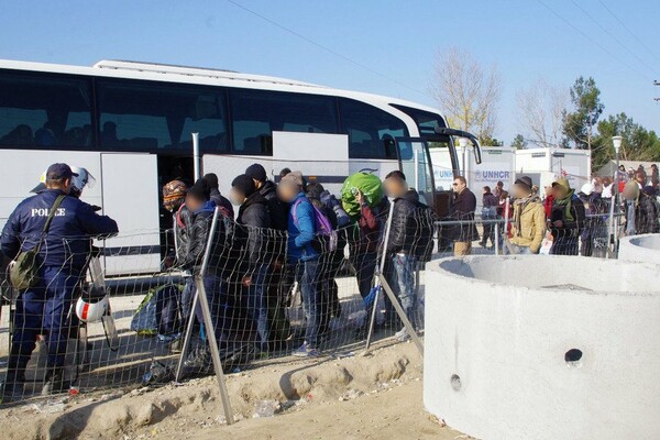46 λεωφορεία μεταφέρουν απόψε στην Αθήνα τους μετανάστες από τη Ειδομενή