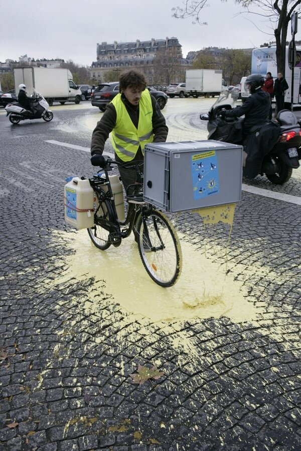 Aκτιβιστές της Greenpeace έβαψαν με κίτρινη μπογιά το οδόστρωμα της πλατείας Σαρλ ντε Γκωλ