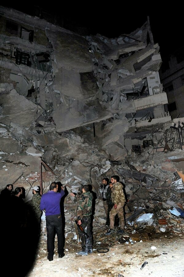 Δεκάδες νεκροί σε νυχτερινές αεροπορικές επιδρομές στη Συρία