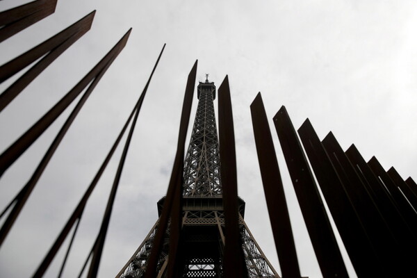 Το Παρίσι φοβάται και αλλάζει τα πάντα στον Πύργο του Άιφελ