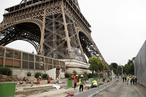 Το Παρίσι φοβάται και αλλάζει τα πάντα στον Πύργο του Άιφελ