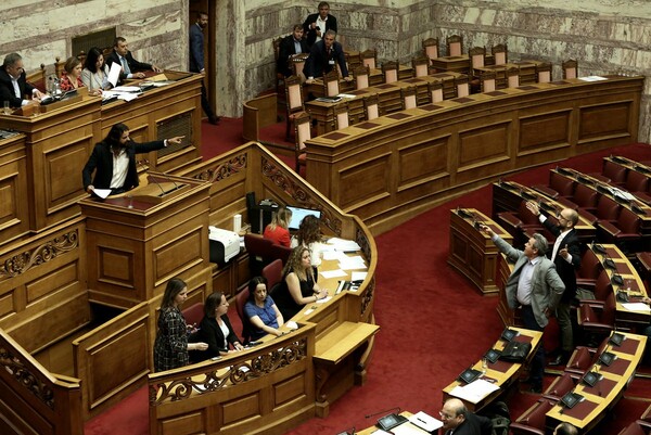 Στέρηση λόγου και αποβολή για τους Χρυσαυγίτες - Τι προβλέπει ο Κανονισμός της Βουλής