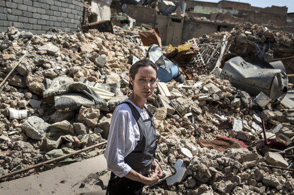 Στη Μοσούλη η Αντζελίνα Τζολί: «Η χειρότερη καταστροφή που έχω δει όλα τα χρόνια μου στον ΟΗΕ»