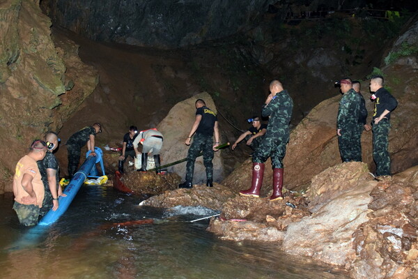 Βρέθηκαν ζωντανά τα 12 παιδιά στην Ταϊλάνδη - Ήταν παγιδευμένα σε σπήλαιο για 9 μέρες