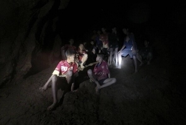 H συγκλονιστική στιγμή που οι δύτες βρίσκουν ζωντανά τα παιδιά στο σπήλαιο στην Ταϊλάνδη - ΒΙΝΤΕΟ