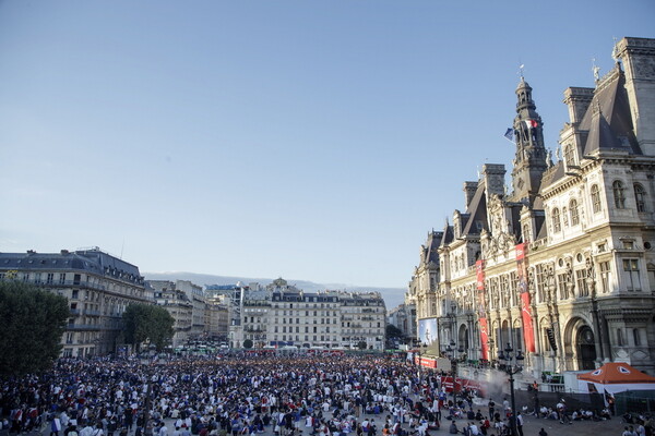 «Κάηκε» το Παρίσι - Χιλιάδες Γάλλοι στο τεράστιο γλέντι για τη νίκη στο Μουντιάλ