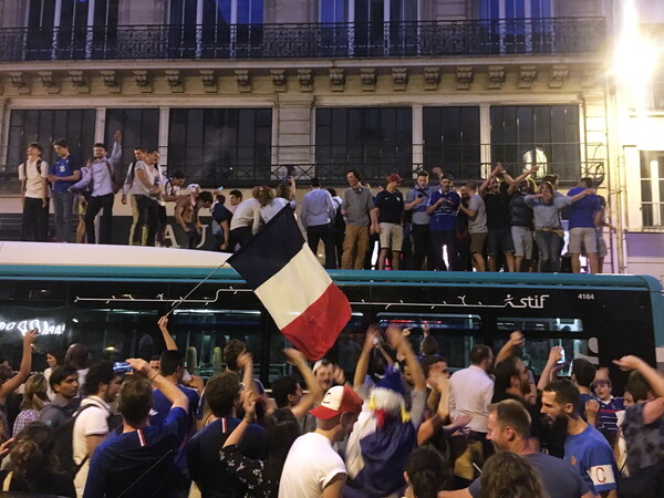 «Κάηκε» το Παρίσι - Χιλιάδες Γάλλοι στο τεράστιο γλέντι για τη νίκη στο Μουντιάλ