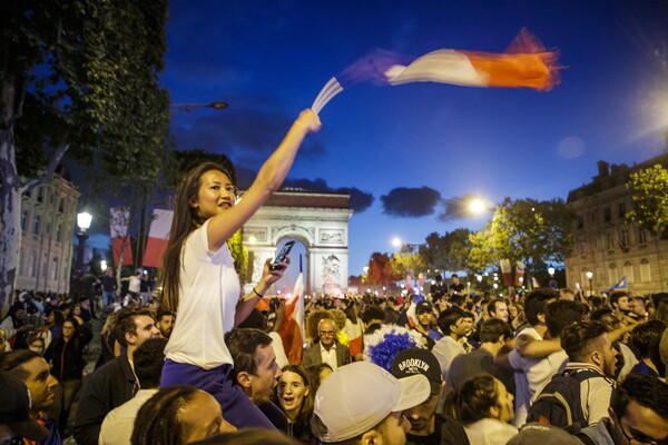 «Κάηκε» το Παρίσι - Χιλιάδες Γάλλοι στο τεράστιο γλέντι για τη νίκη στο Μουντιάλ