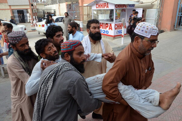 Αιματοκύλησαν το Πακιστάν - 128 νεκροί από βόμβα ενός καμικάζι αυτοκτονίας