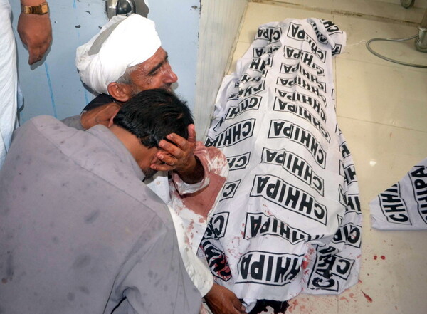 Αιματοκύλησαν το Πακιστάν - 128 νεκροί από βόμβα ενός καμικάζι αυτοκτονίας