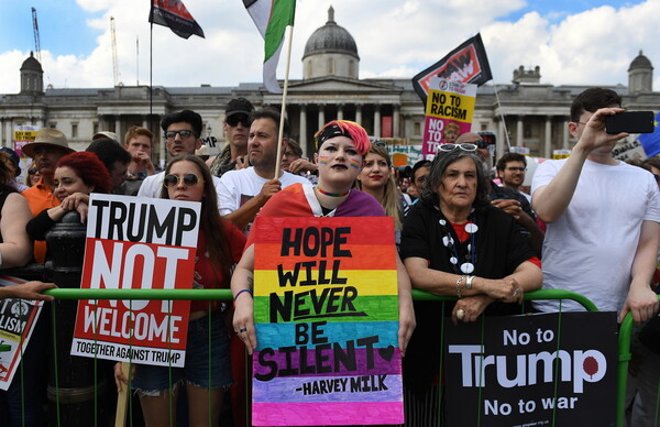 Τεράστια η διαδήλωση κατά του Τραμπ στο Λονδίνο - Χιλιάδες φώναζαν ρυθμικά να φύγει από τη χώρα τους