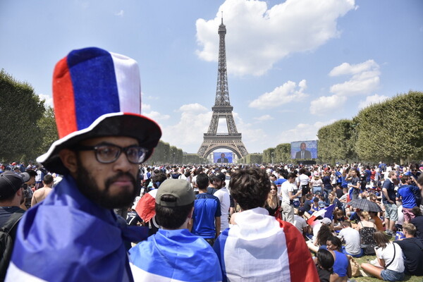 Τώρα στο Παρίσι - Χιλιάδες Γάλλοι στον Πύργο του Άιφελ αγωνιούν και ελπίζουν για τη νίκη