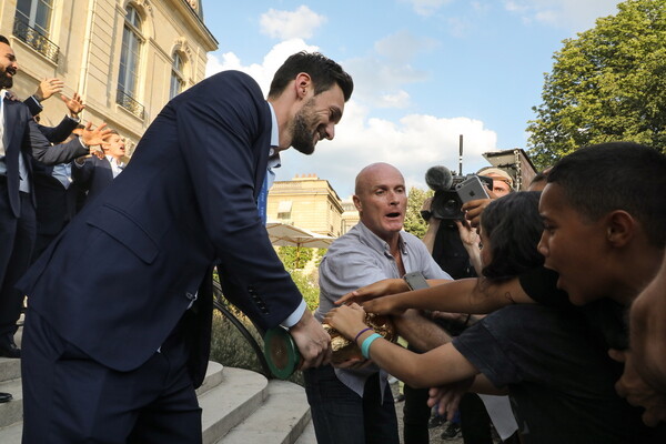 Η Μπριζίτ Τρονιέ πανηγυρίζει με το τρόπαιο και τους θριαμβευτές στο Μέγαρο των Ηλυσίων - ΦΩΤΟΓΡΑΦΙΕΣ