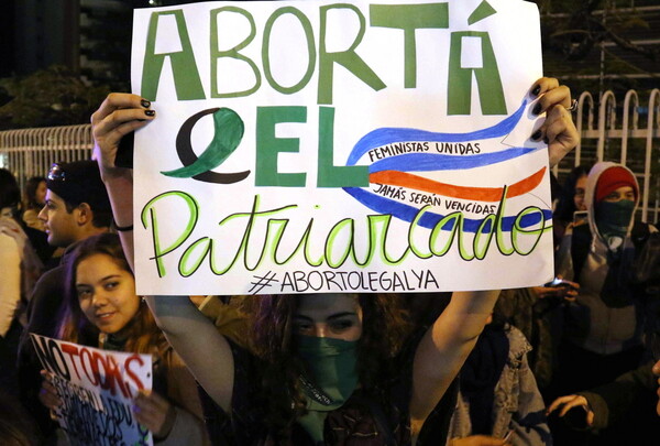 Καταψηφίστηκε το νομοσχέδιο για αποποινικοποίηση των αμβλώσεων στην Αργεντινή