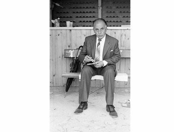 Θυμάσαι τον Ιππόδρομο του Φαλήρου; Φωτογραφίες του Δημήτρη Δήμα από το "ναό" των ιπποδρομιάκηδων