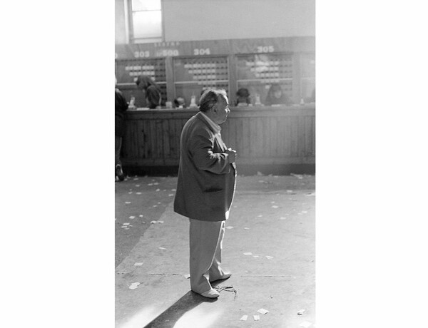 Θυμάσαι τον Ιππόδρομο του Φαλήρου; Φωτογραφίες του Δημήτρη Δήμα από το "ναό" των ιπποδρομιάκηδων