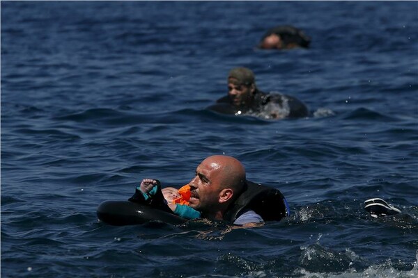 100 μέτρα έξω από τη Λέσβο, μια λέμβος γεμάτη πρόσφυγες χάνει αέρα