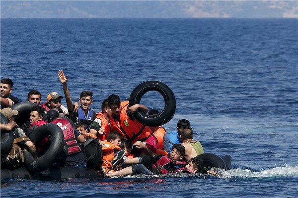 100 μέτρα έξω από τη Λέσβο, μια λέμβος γεμάτη πρόσφυγες χάνει αέρα