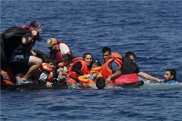 100 μέτρα έξω από τη Λέσβο, μια λέμβος γεμάτη πρόσφυγες χάνει αέρα