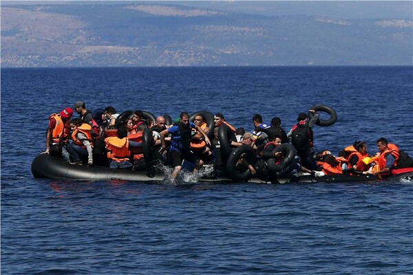 100 μέτρα έξω από τη Λέσβο, μια λέμβος γεμάτη πρόσφυγες χάνει αέρα