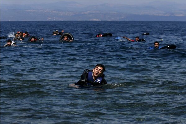 100 μέτρα έξω από τη Λέσβο, μια λέμβος γεμάτη πρόσφυγες χάνει αέρα