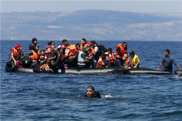 100 μέτρα έξω από τη Λέσβο, μια λέμβος γεμάτη πρόσφυγες χάνει αέρα