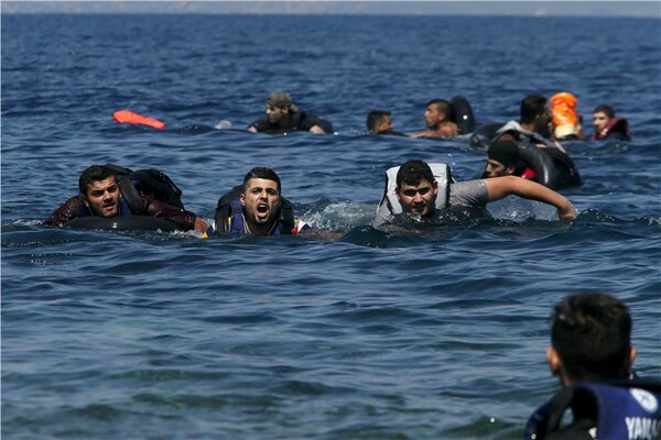 100 μέτρα έξω από τη Λέσβο, μια λέμβος γεμάτη πρόσφυγες χάνει αέρα