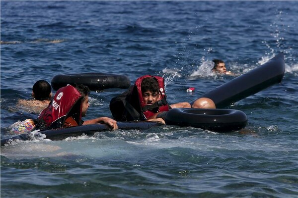 100 μέτρα έξω από τη Λέσβο, μια λέμβος γεμάτη πρόσφυγες χάνει αέρα