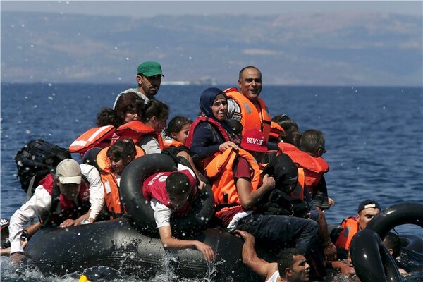 100 μέτρα έξω από τη Λέσβο, μια λέμβος γεμάτη πρόσφυγες χάνει αέρα