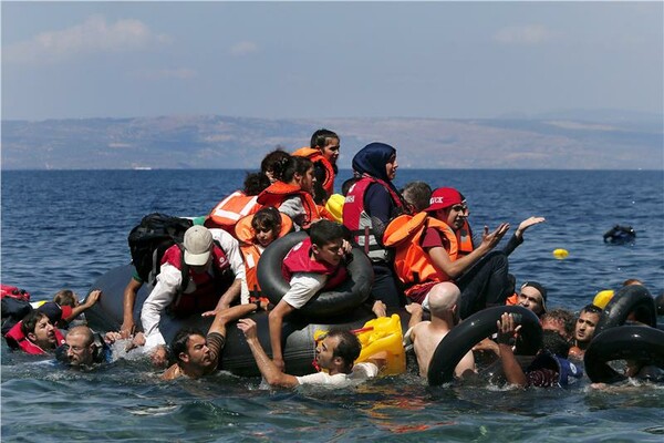 100 μέτρα έξω από τη Λέσβο, μια λέμβος γεμάτη πρόσφυγες χάνει αέρα