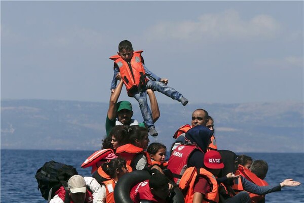 100 μέτρα έξω από τη Λέσβο, μια λέμβος γεμάτη πρόσφυγες χάνει αέρα